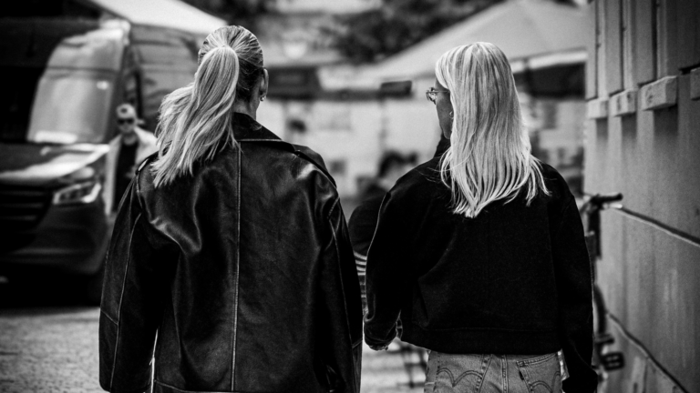 mulheres caminhando juntas